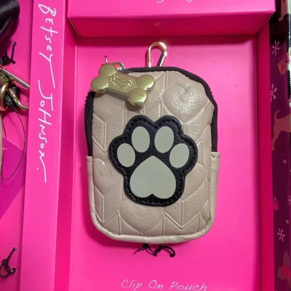 Betsey Johnson The Pet Set Crossbody Bag, Dog Collar Tag & Keychain Pouch - Picture 3 of 7